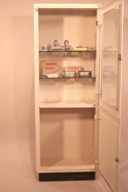 Möbel "Medizinschrank" auf BeuteKunst